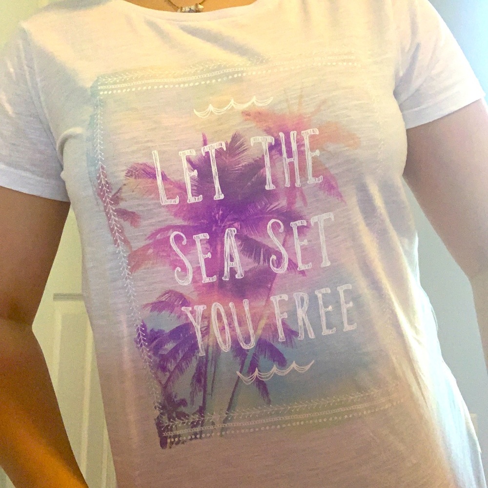 ๐ โLet the Sea Set You Freeโ Graphic Top ๐ - Picture 2 of 3